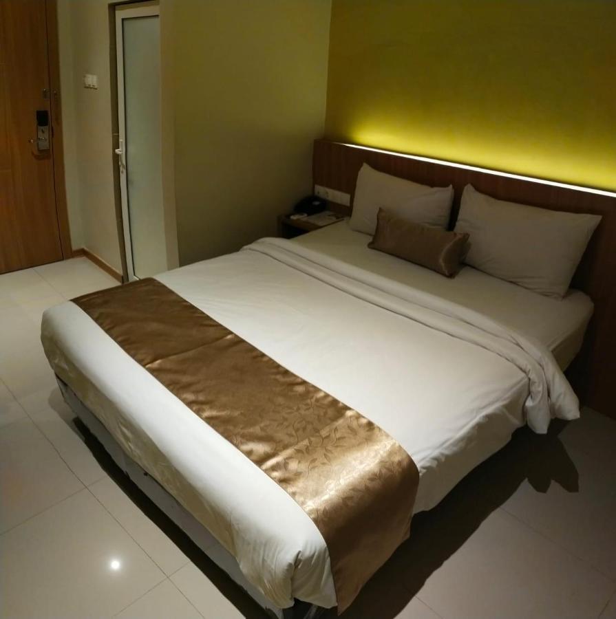 Deli Hotel Медан Экстерьер фото