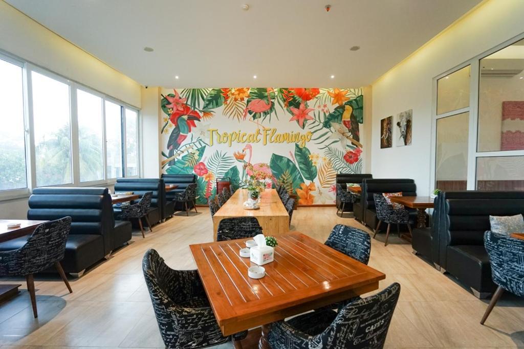 Deli Hotel Медан Экстерьер фото
