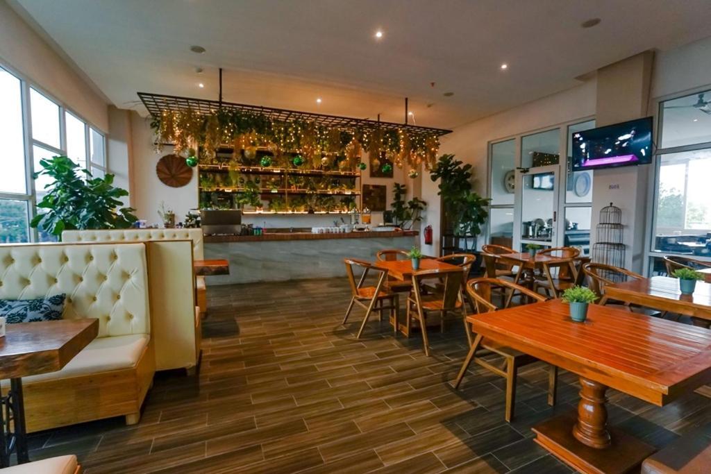 Deli Hotel Медан Экстерьер фото