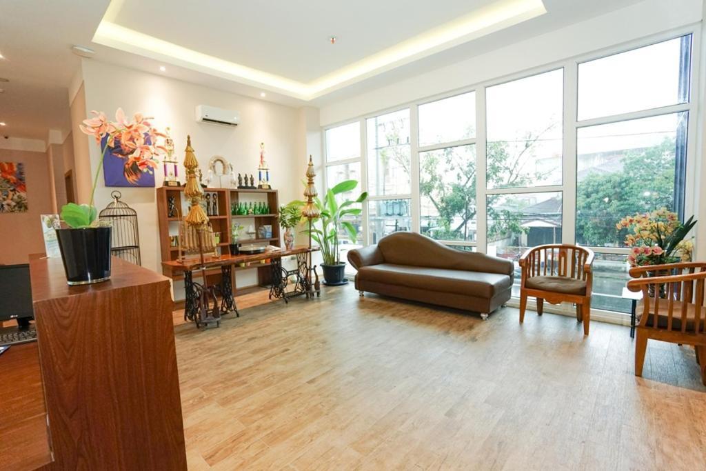 Deli Hotel Медан Экстерьер фото
