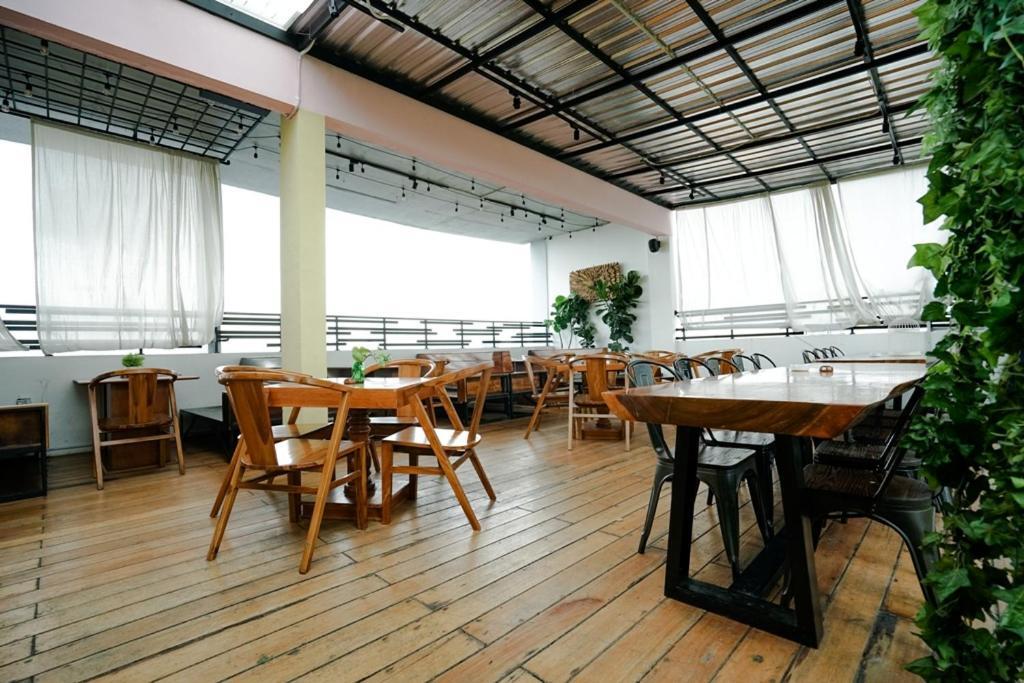 Deli Hotel Медан Экстерьер фото
