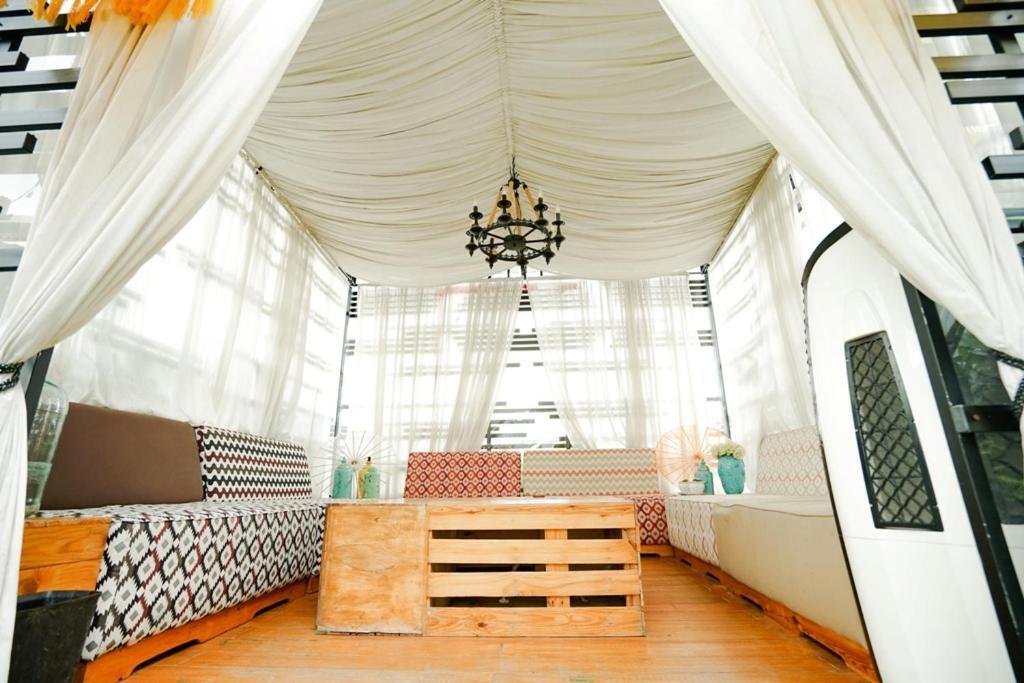 Deli Hotel Медан Экстерьер фото